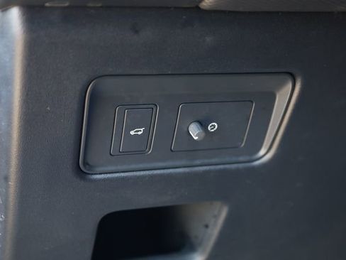 Used 2024 Land Rover Discovery Dynamic SE image 11