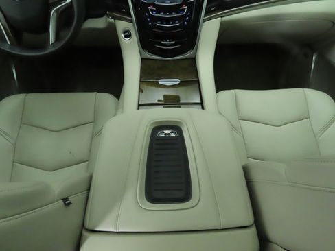 Used 2020 Cadillac Escalade Luxury w/ LPO, Radiant Package image 17