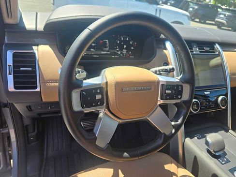 Used 2025 Land Rover Discovery Metropolitan Edition AWD/4WD image 25