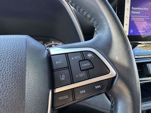 Used 2023 Toyota Highlander XLE image 29