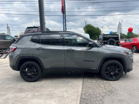 Used 2023 Jeep Compass Altitude AWD/4WD image 5