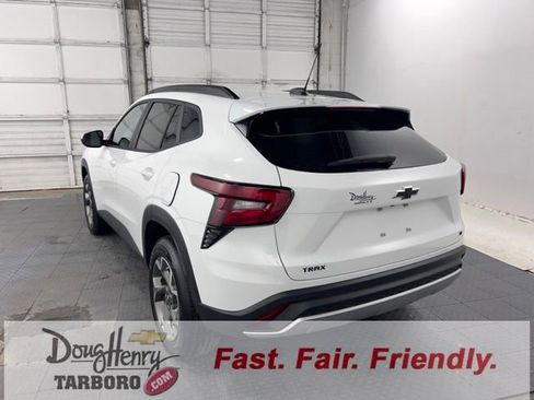 New 2025 Chevrolet Trax LT w/ Sunroof Package image 3