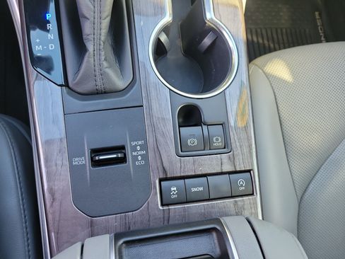 Used 2020 Toyota Highlander Limited FWD image 29