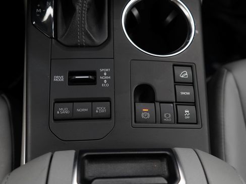 Used 2024 Toyota Highlander XLE AWD/4WD image 25