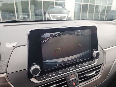 Used 2024 Nissan Altima 2.5 SV image 9