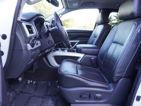 Used 2019 Nissan Titan PRO-4X w/ Pro-4x Convenience Package AWD/4WD image 11