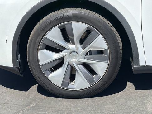 Used 2023 Tesla Model Y Long Range AWD/4WD image 23