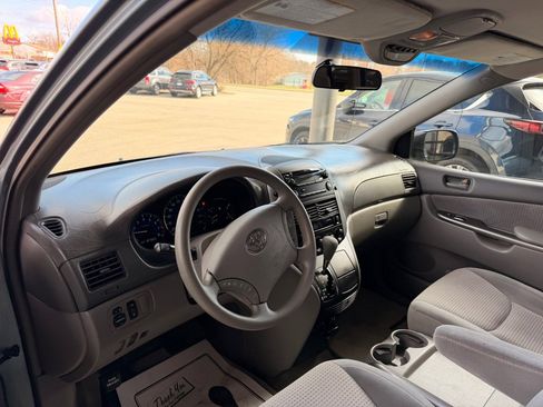 Used 2006 Toyota Sienna CE image 9