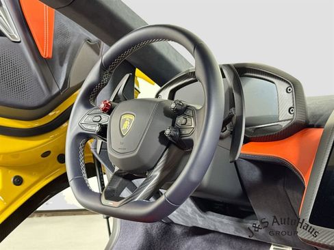 Used 2025 Lamborghini Revuelto AWD/4WD image 31