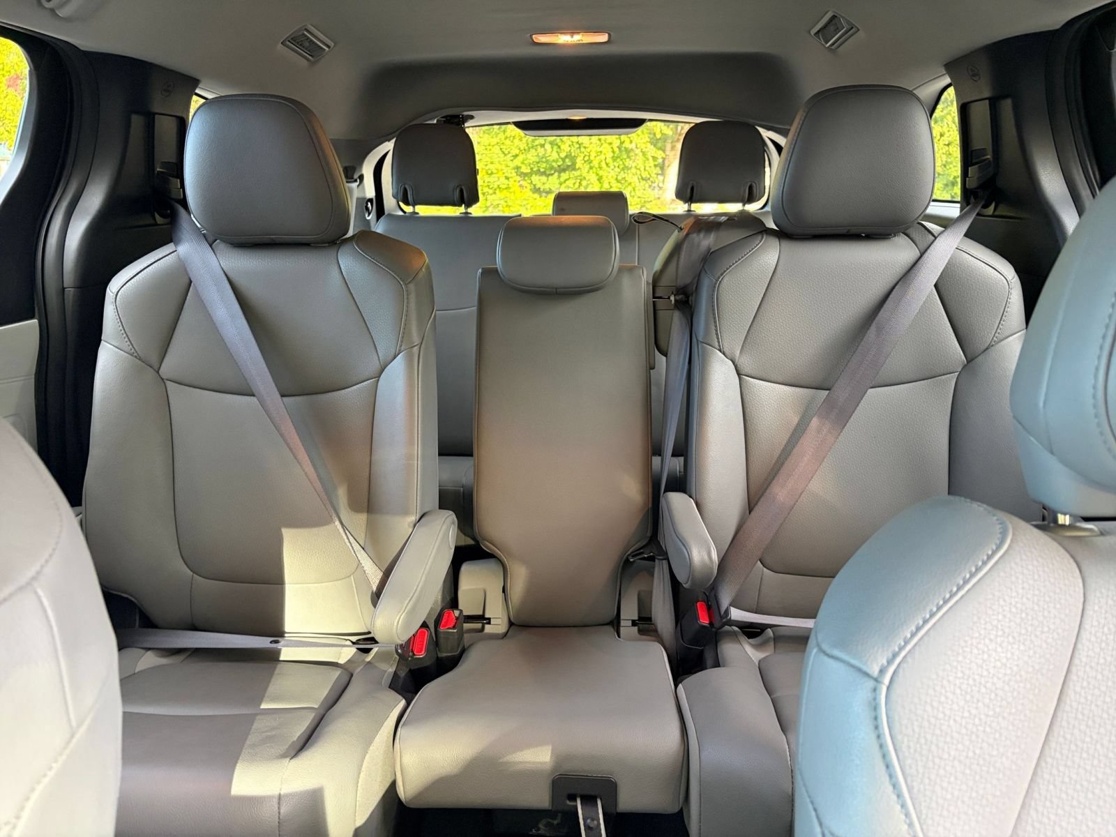 Used 2025 Toyota Sienna XLE FWD image 40
