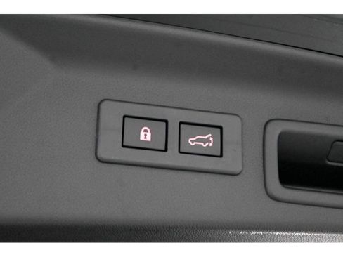 Used 2025 Subaru Forester Premium image 37