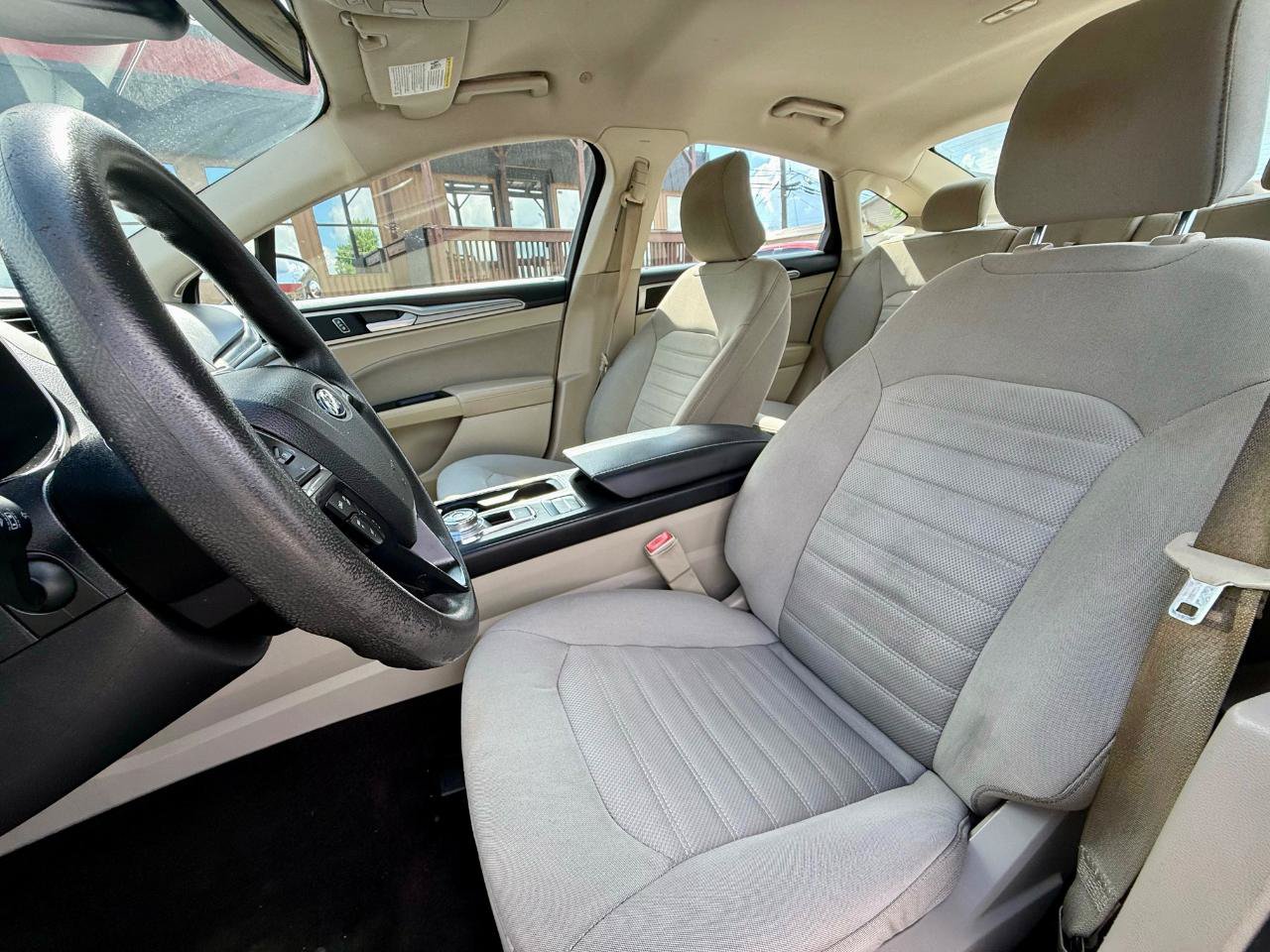 Used 2019 Ford Fusion SE FWD image 15