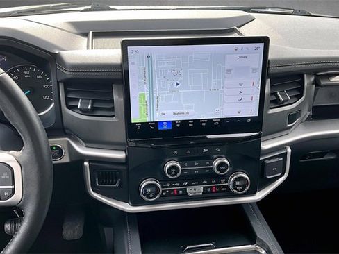 Certified 2024 Ford Expedition XLT image 4