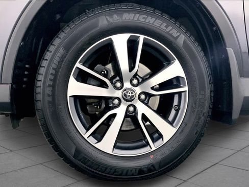 Used 2018 Toyota RAV4 XLE AWD/4WD image 11