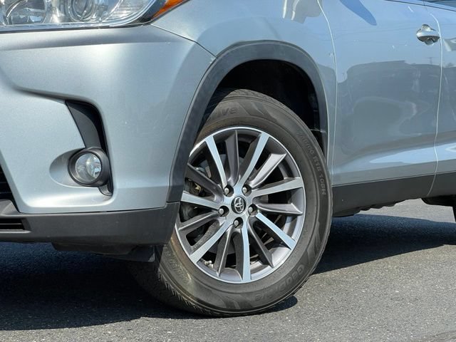 Used 2019 Toyota Highlander XLE AWD/4WD image 2
