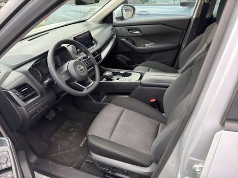 Used 2024 Nissan Rogue SV image 2