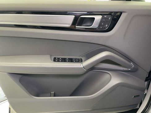 Certified 2023 Porsche Cayenne Platinum Edition AWD/4WD image 36