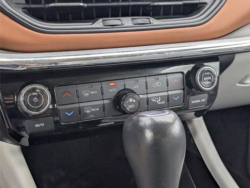 Used 2022 Jeep Compass Limited image 19