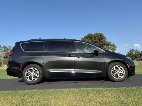 Used 2021 Chrysler Pacifica Touring-L FWD image 1