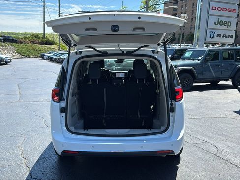Certified 2024 Chrysler Pacifica Limited FWD image 8