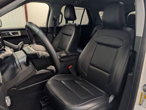 Used 2022 Ford Explorer XLT w/ Equipment Group 202A AWD/4WD image 3