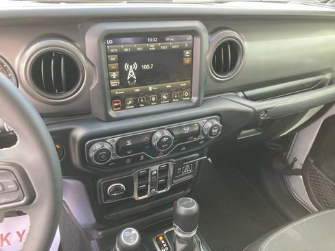 Used 2023 Jeep Gladiator Sport image 20