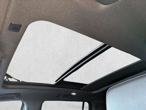 Used 2024 Chevrolet Suburban Z71 w/ Luxury Package image 17