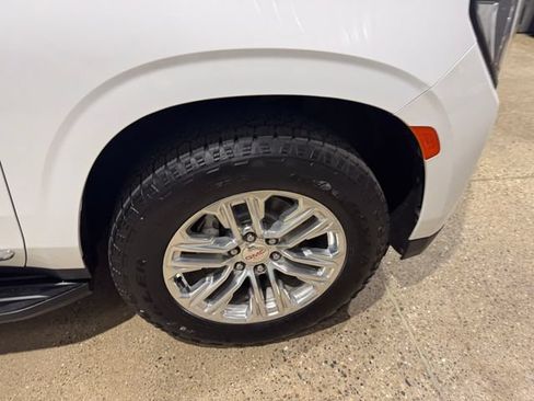 Used 2023 GMC Yukon XL SLT AWD/4WD image 31