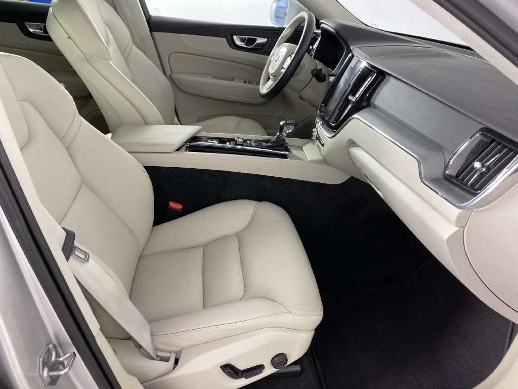 Used 2019 Volvo XC60 T5 Momentum w/ Premium Package FWD image 10
