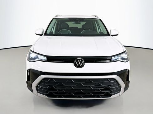 Used 2025 Volkswagen Taos SE w/ Panoramic Sunroof Package AWD/4WD image 2