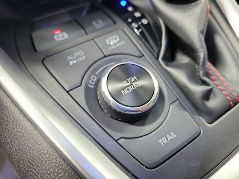 Used 2021 Toyota RAV4 SE image 16