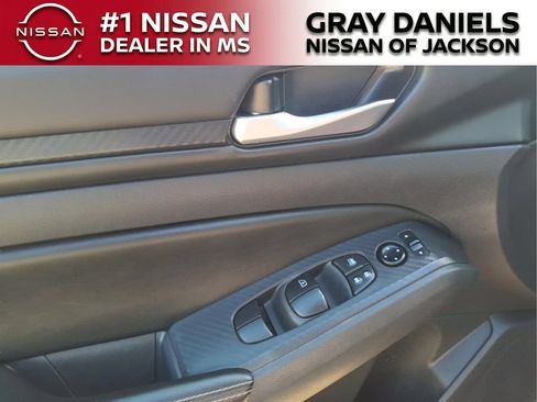 Used 2024 Nissan Altima 2.5 SV FWD image 11