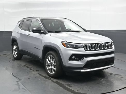 Used 2025 Jeep Compass Limited AWD/4WD image 5