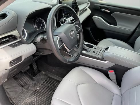 Used 2022 Toyota Highlander XLE AWD/4WD image 13