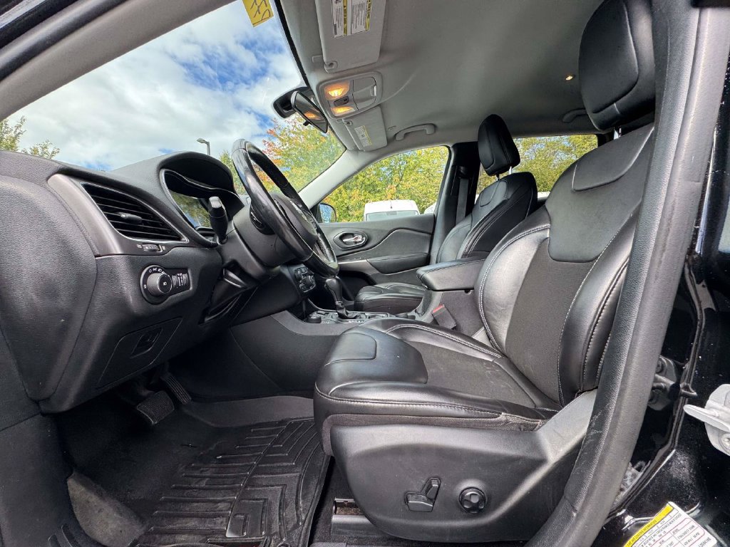 Used 2020 Jeep Cherokee Latitude Plus w/ Cold Weather Group AWD/4WD image 13