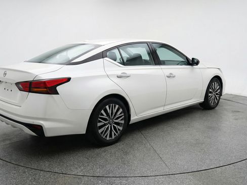 Used 2025 Nissan Altima 2.5 SV image 9