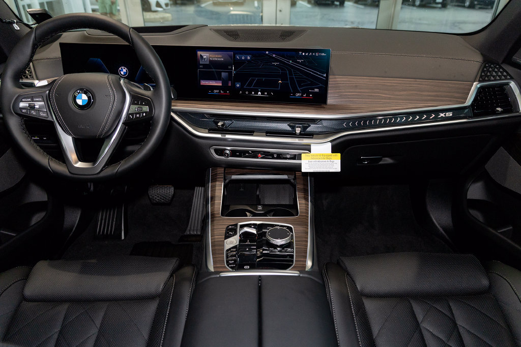 Used 2026 BMW X5 xDrive40i w/ Premium Package AWD/4WD image 2