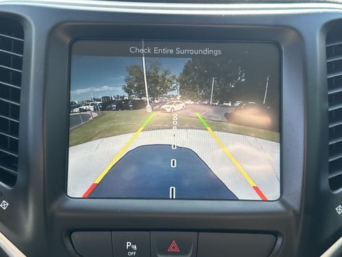Used 2018 Jeep Cherokee Trailhawk AWD/4WD image 25