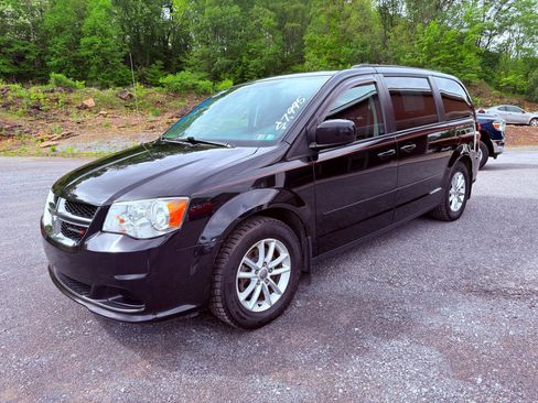 Used 2016 Dodge Grand Caravan SXT w/ UConnect Hands-Free Group FWD image 3