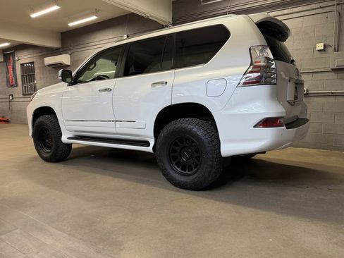 Used 2016 Lexus GX 460 image 2