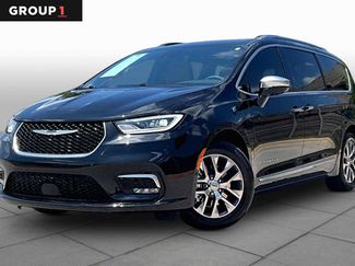 Used 2023 Chrysler Pacifica Pinnacle FWD video 1