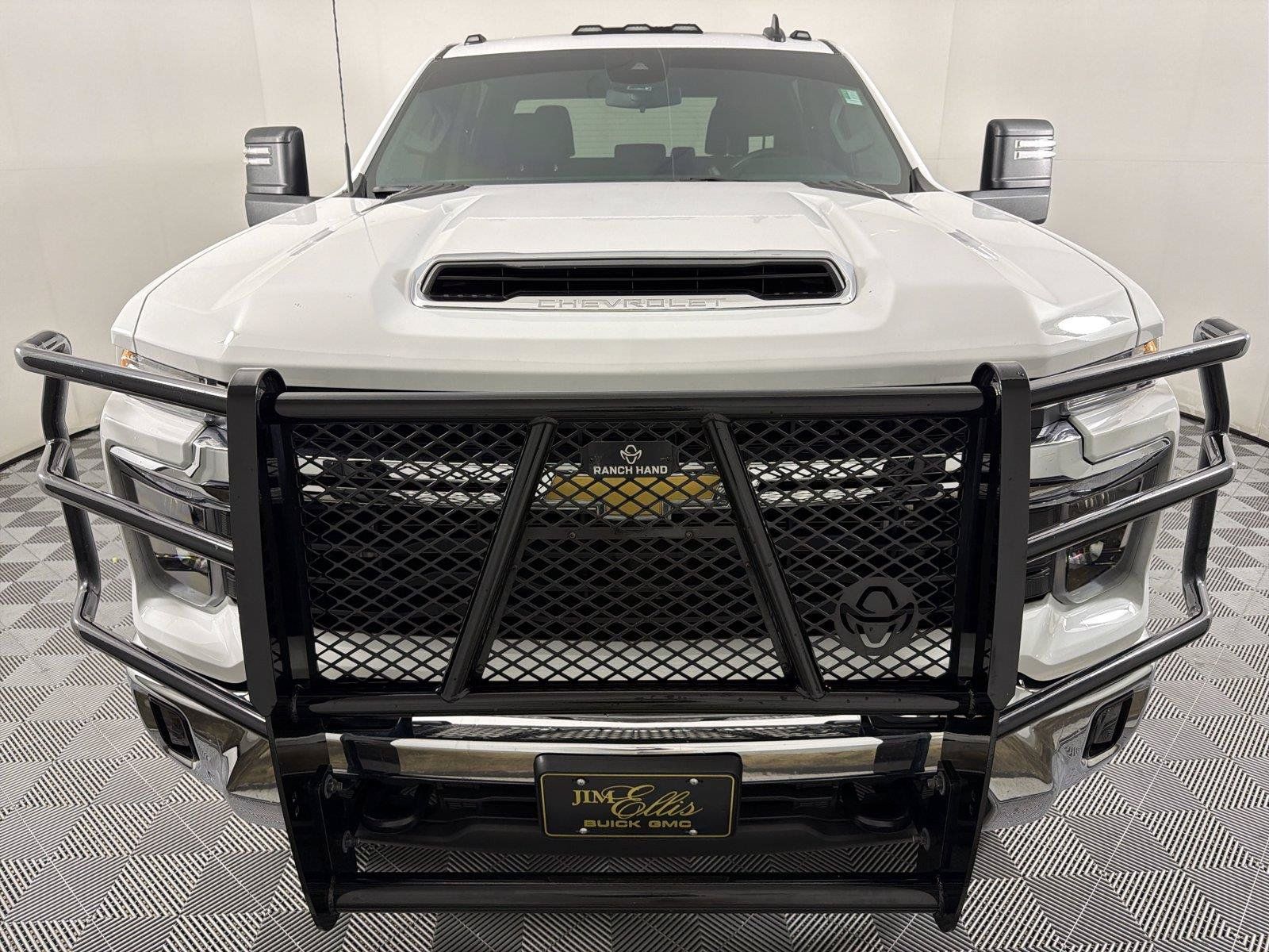 Used 2024 Chevrolet Silverado 2500 LT AWD/4WD image 2