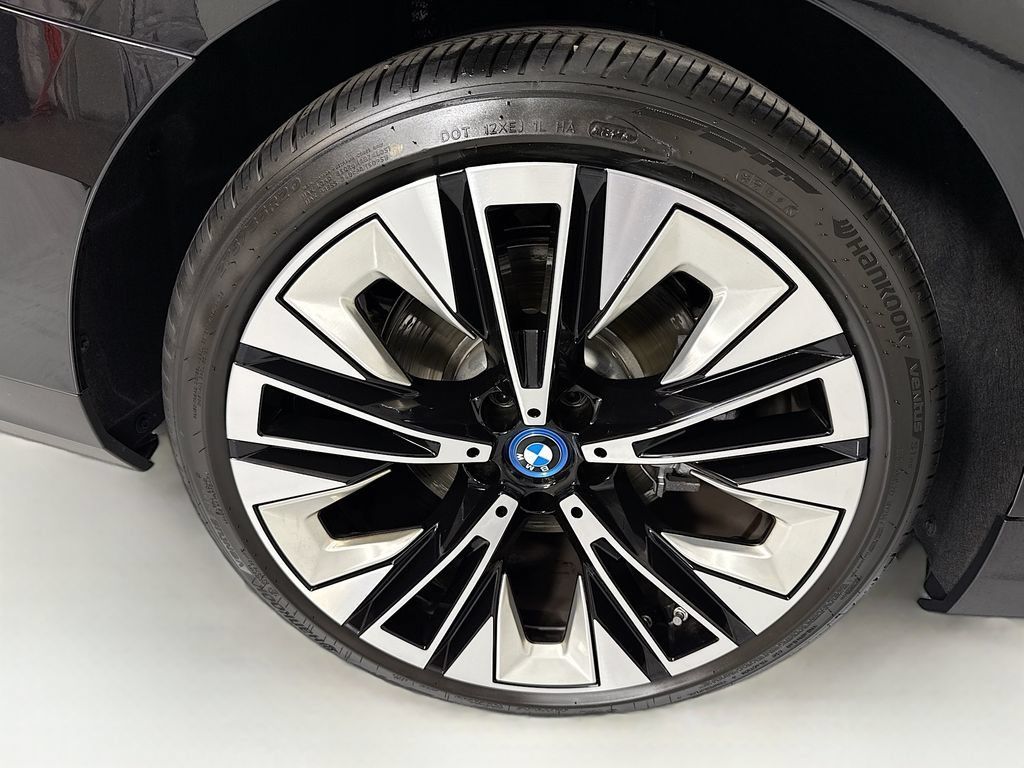 Used 2025 BMW i5 eDrive40i w/ Premium Package RWD image 33