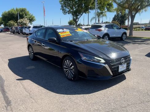 Used 2025 Nissan Altima 2.5 SV FWD image 1