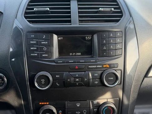 Used 2018 Ford Explorer XLT AWD/4WD image 7
