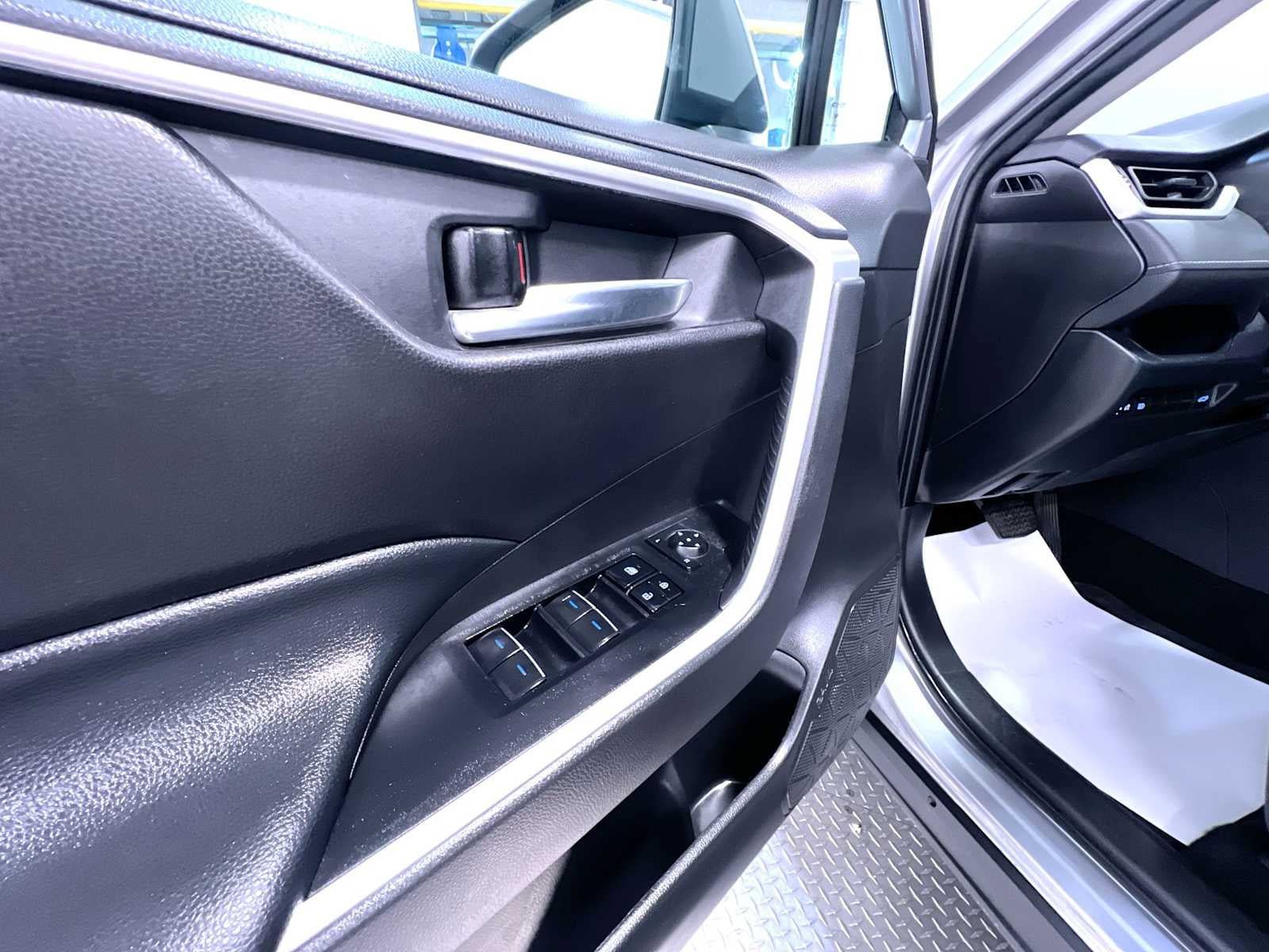 Used 2022 Toyota RAV4 XLE w/ Convenience Package AWD/4WD image 12