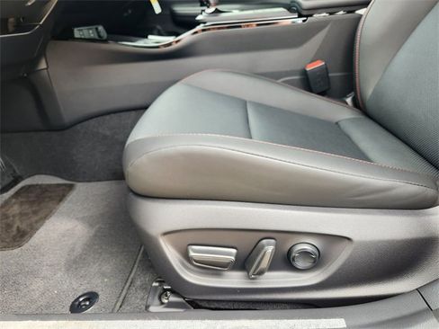 New 2025 Toyota Prius Plug-In Hybrid image 17