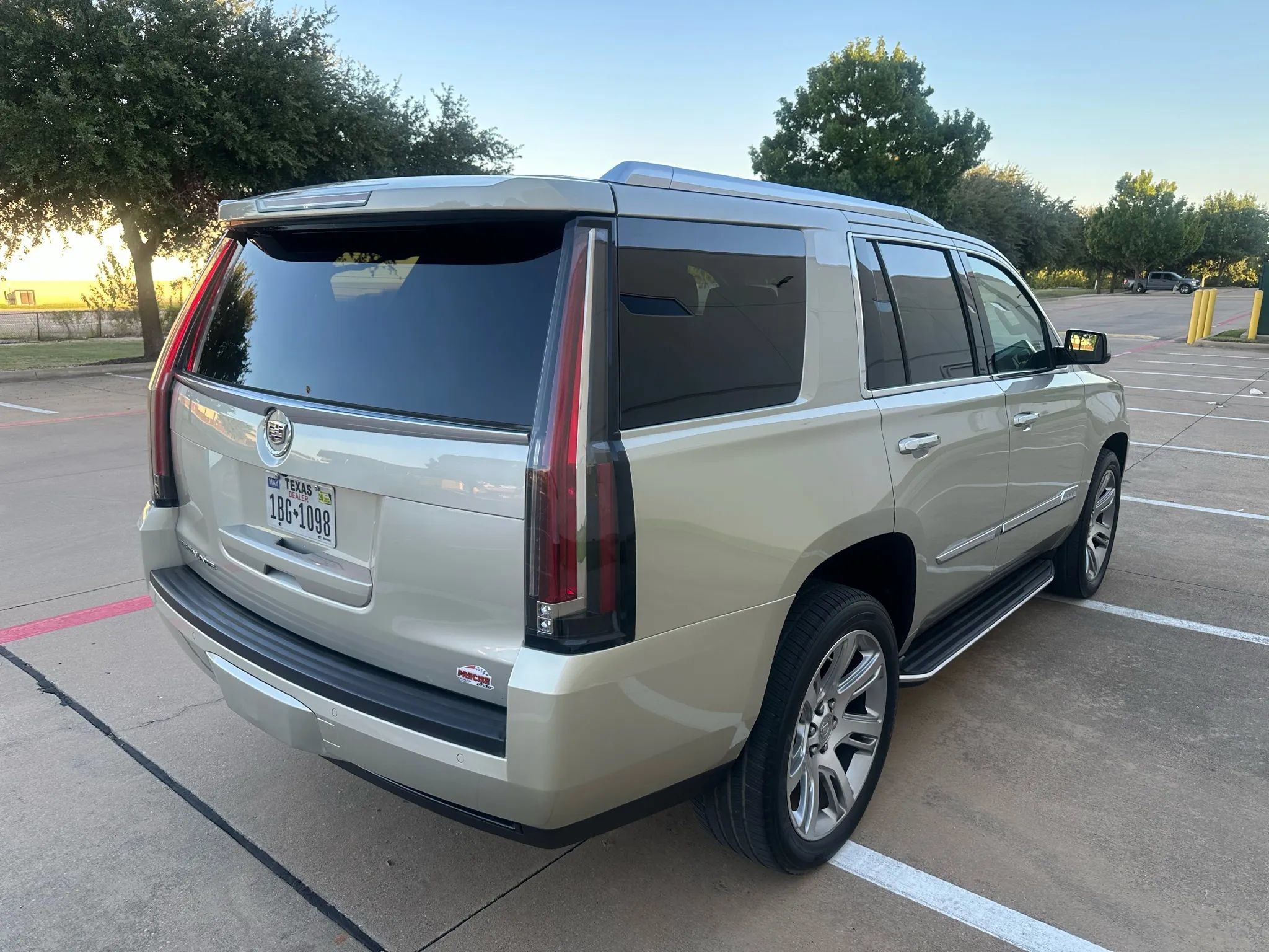 Used 2015 Cadillac Escalade Luxury AWD/4WD image 10