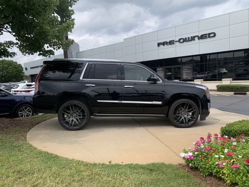 Used 2017 Cadillac Escalade Platinum AWD/4WD image 11