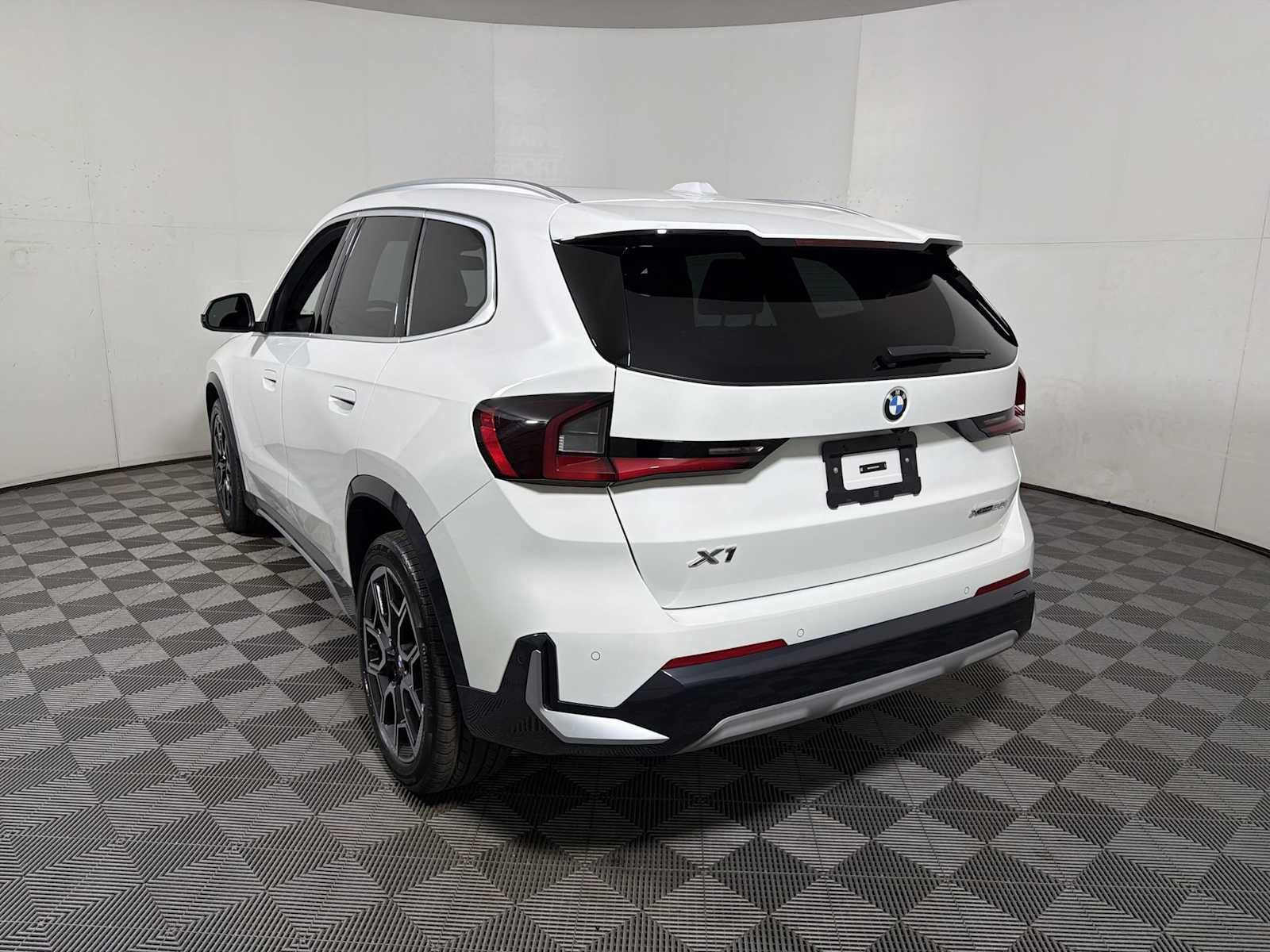 Used 2023 BMW X1 xDrive28i w/ Premium Package AWD/4WD image 5